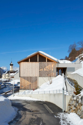 Auf der Ostseite führen eine Treppe und eine lange Rampe in den Kindergarten im Obergeschoss