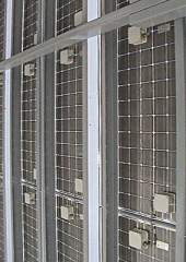 Anschlussdosen und Kabelführung auf der Rückseite eines PV-Moduls