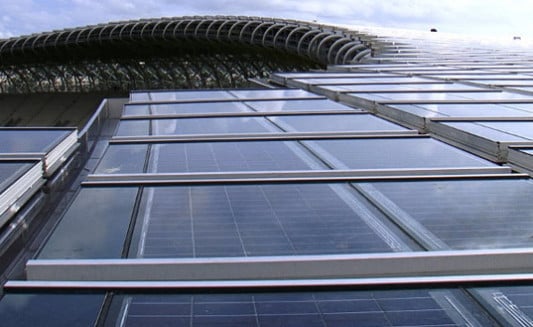 PV-Module auf dem Nationalstadion Kaohsiung in Taiwan: Stromerzeugung für den Eigenbedarf und zur Einspeisung der Überschüsse in das Stromnetz