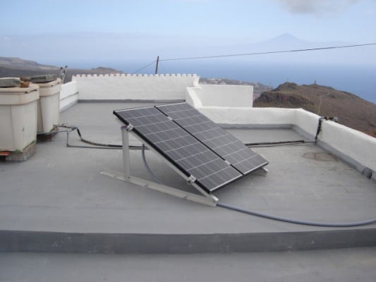 Autarke Stromversorgung mit PV-Inselsystem auf dem Dach einer Finca auf La Gomera
