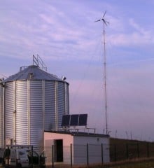 Stromversorgung für ein Getreidesilo in Frankreich: Inselsystem mit PV-Modulen und  Windturbine (für Beleuchtung, Kühlung, EDV, Waagen)