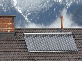Vakuumröhrenkollektor an der Fassade montiert