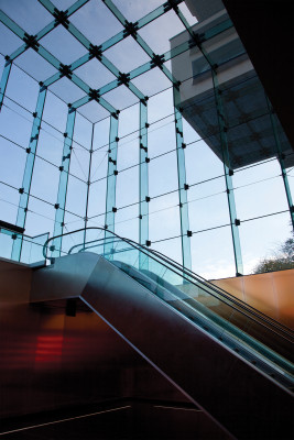 Insgesamt 950 m² Glas umschließen das neue Eingangsgebäude