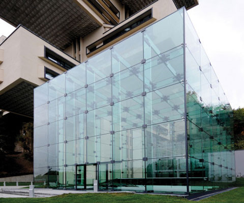 Die Fassade des Eingangsbaukörpers besteht aus Verbundsicherheitsglas (VSG) aus teilvorgespanntem Glas (TVG)TVG