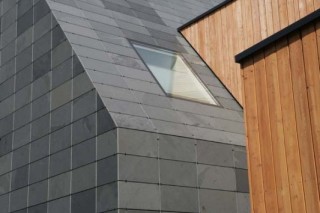 Vorgehängte hinterlüftete Fassade: Symmetrische Schieferdeckung mit Hinterschnitttechnik bei einem Wohnhaus in Grevenbroich