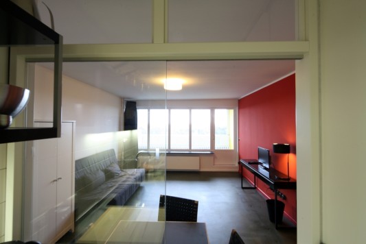 Blick durch das Schiebefenster zwischen Küche und Wohnraum