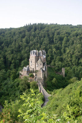 Die Burg steht auf einem bis zu 70 m hohen Felsen, der an drei Seiten von einem Seitenarm der Mosel umflossen ist