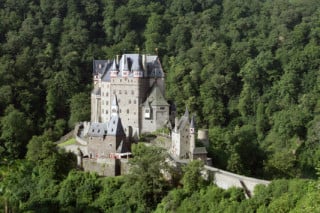 Auf 320 Meter Höhe thront die Burg südwestlich von Koblenz 