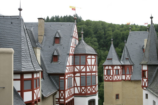 Die vielfältige, spitzwinkelige Dachlandschaft der Burg hat eine Fläche von insgesamt 1.800 m² 