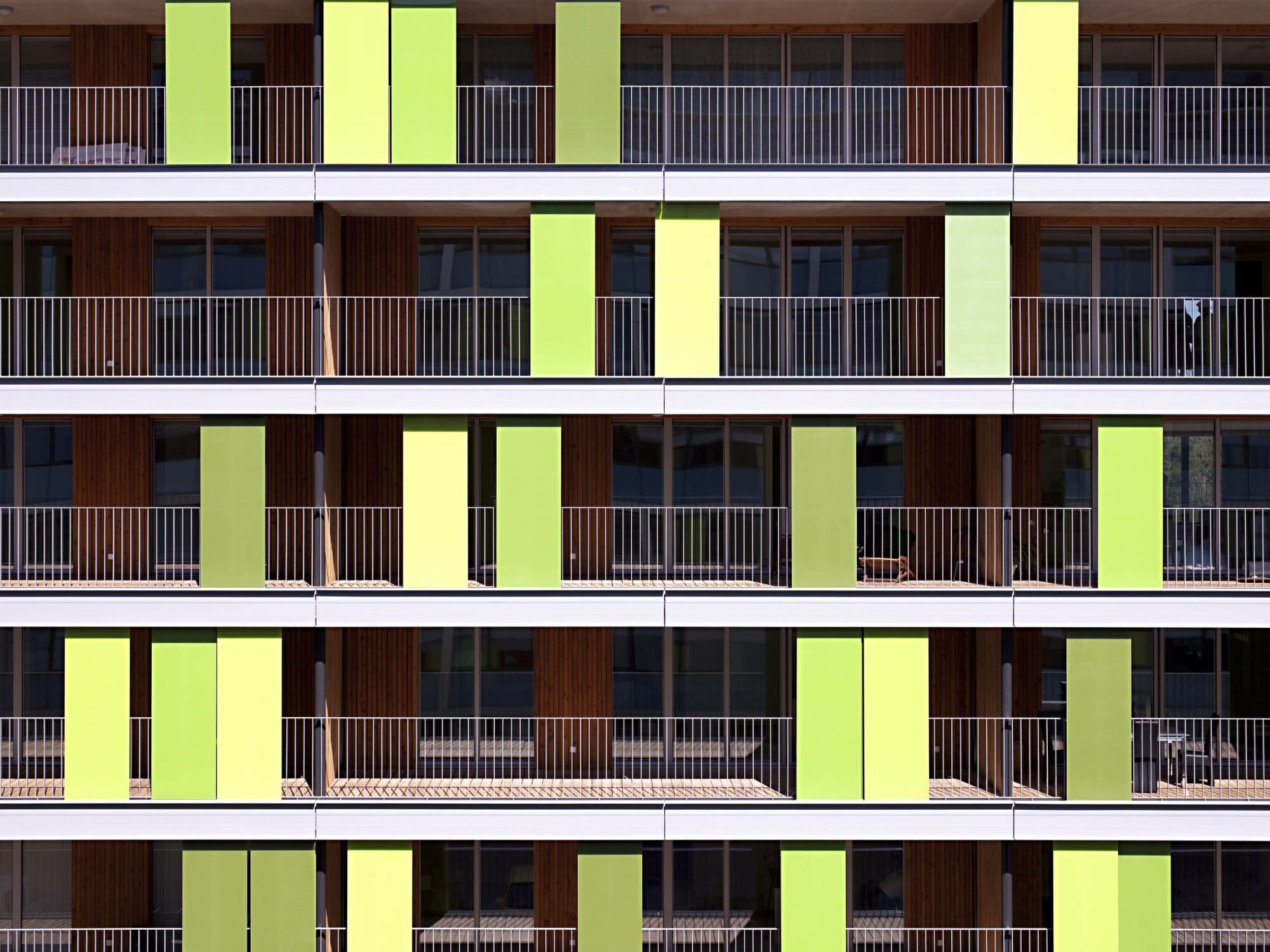 Grüne Glaspaneele vor den Loggien des Mehrfamilienhaus Bamboo Residency in Genf von Group 8, Châteleine/CH