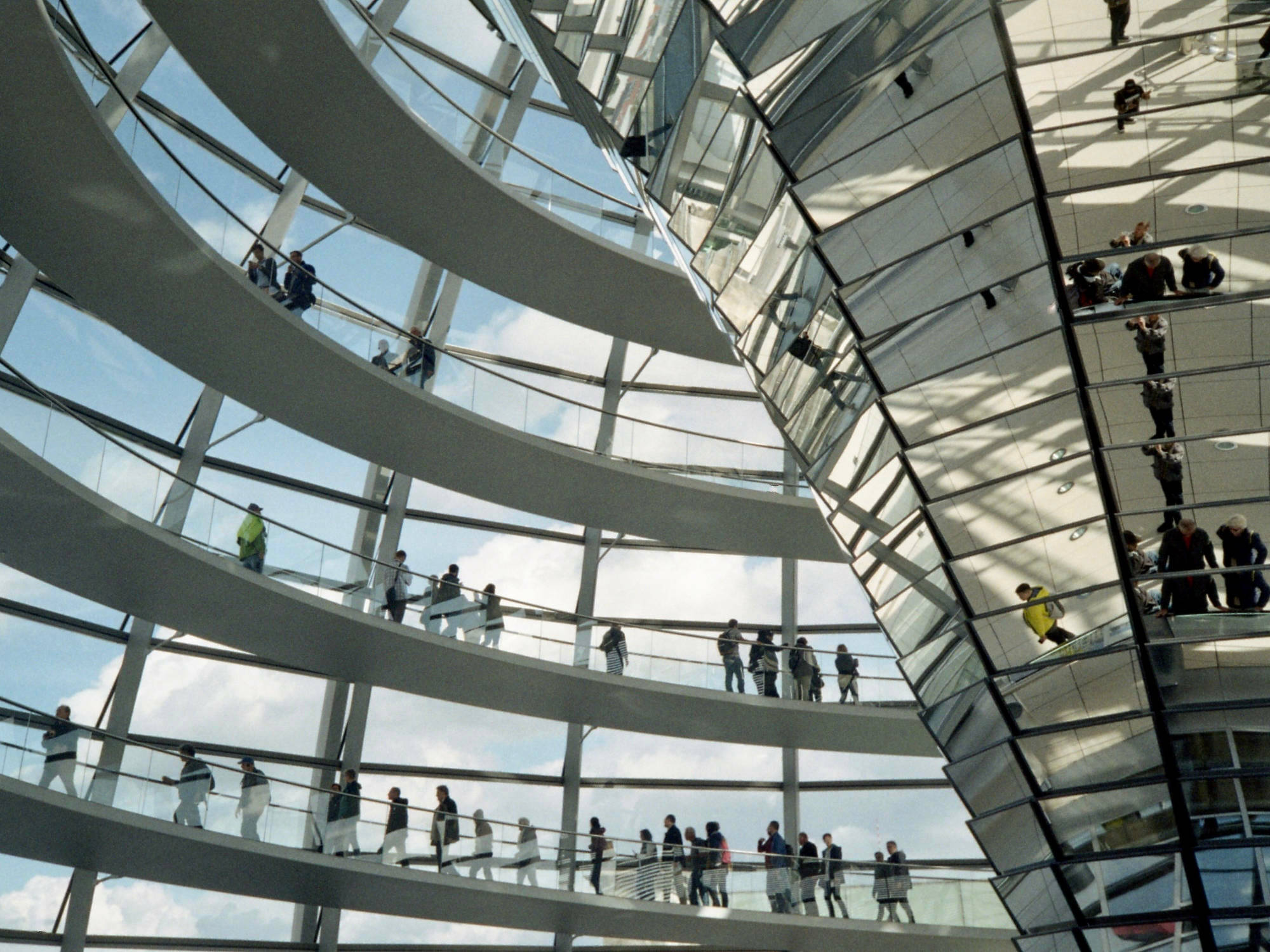 Wahrzeichen mit Belichtungsfunktion: Die Kuppel des Reichstagsgebäudes ist integraler Bestandteil der Stadtsilhouette Berlins, dient aber auch der Belüftung und Belichtung des Plenarsaals.