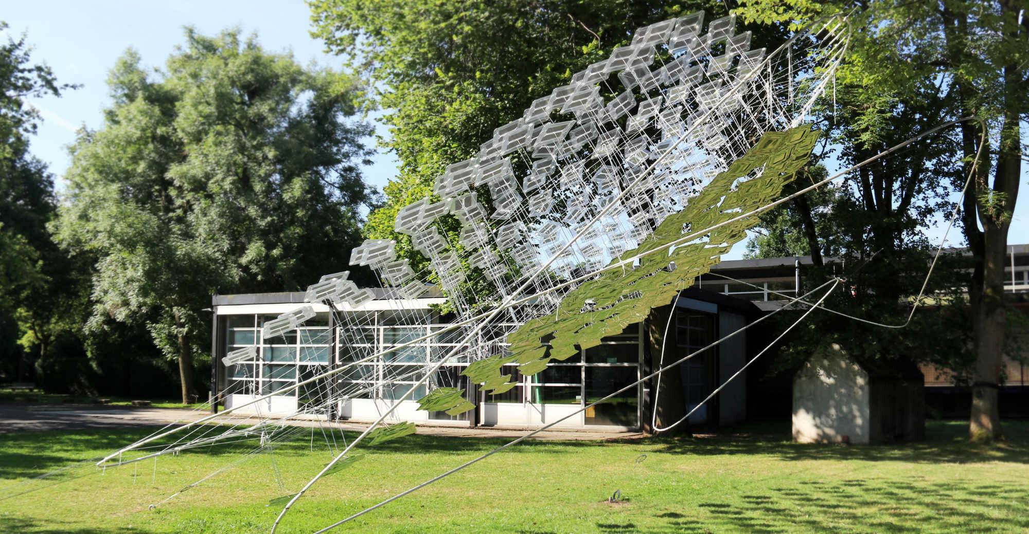 Die wolkengleiche Ultraleichtkonstruktion „Solar Spline“ besteht aus scheinbar frei schwebenden PV-Modulen. Der Prototyp des Fachgebiets für Experimentelles Entwerfen und Konstruieren (EEK) der Universität Kassel in Kooperation mit der Studienwerkstatt für Digitale Entwurfs- und Fertigungsmethoden der Kunsthochschule Kassel verbindet Energiegewinnung und Verschattung.