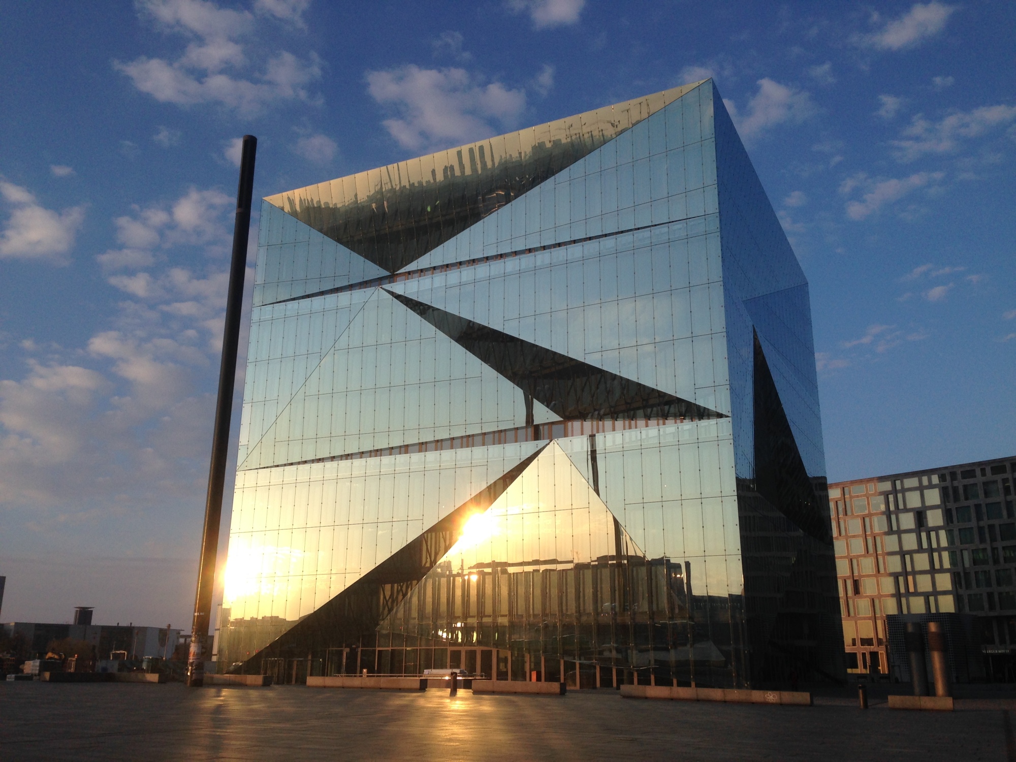 Der Bürobau „Cube“ in Berlin verfügt über in den Fassadenzwischenraum integrierten Sonnenschutz, der nicht nur über eine Wettersensorik automatisch gesteuert wird, sondern sich auch mithilfe von künstlicher Intelligenz an den Nutzungsvorlieben der Mitarbeitenden orientiert. Architektur: 3XN Architekten, Kopenhagen