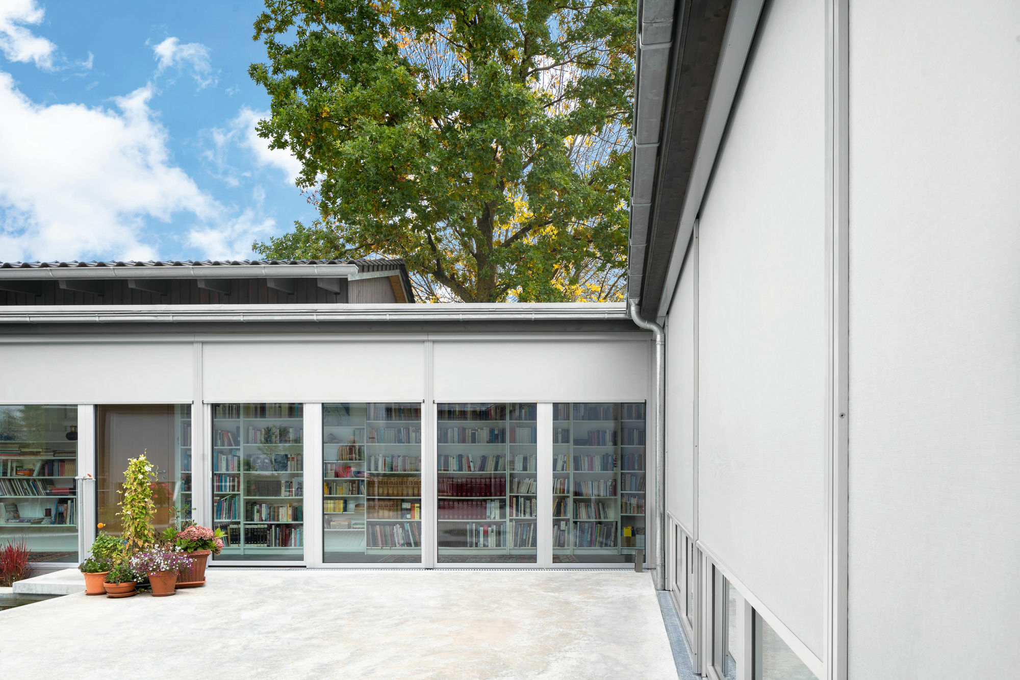 Für Fenstermarkisen interessant sind halbtransparente Acrylgewebe.