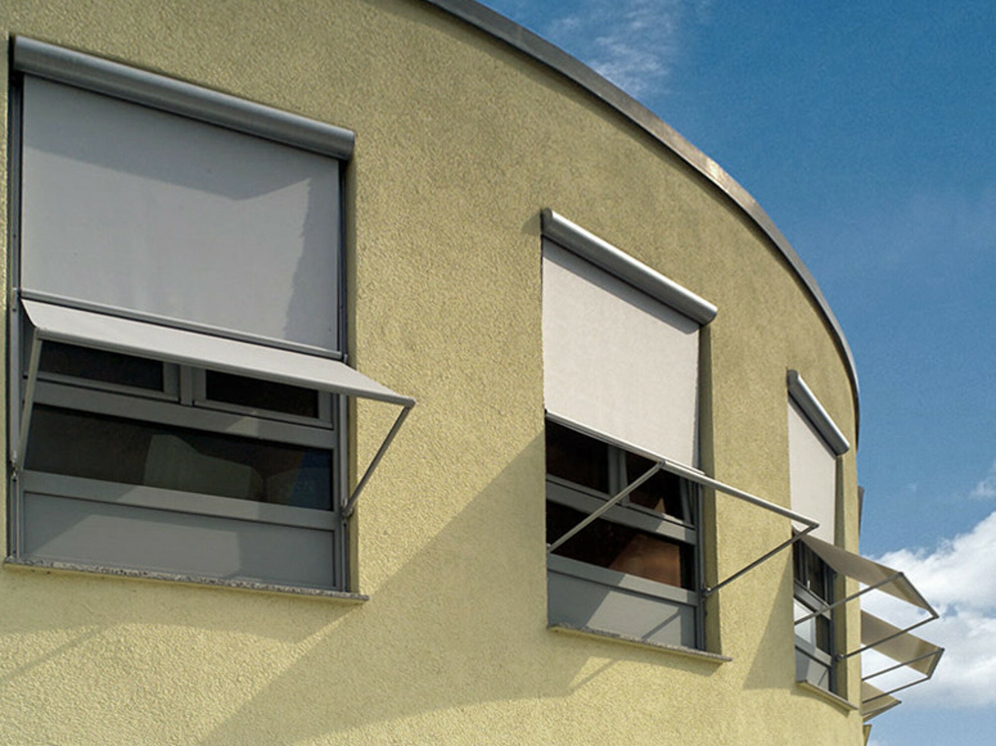 Markisolette mit sichtbarem Markisenkasten, Befestigung auf Fensterrahmen