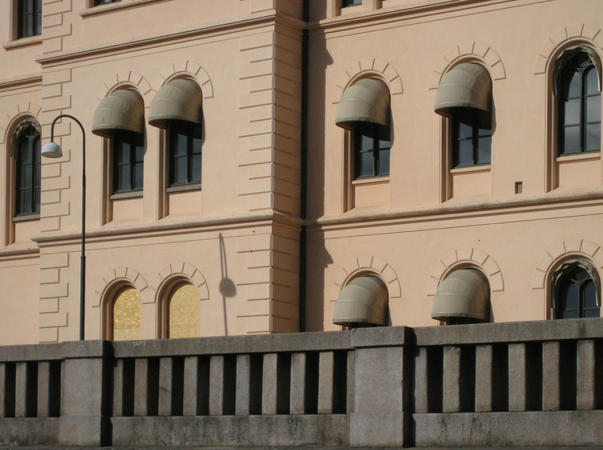 Korbmarkisen an einem Wohnhaus in Oslo