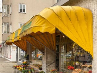Korbmarkisen schützen Auslagen, Schaufenster und Kundschaft vor Sonne und Regen.