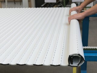 Als Panzer werden die gelenkig miteinander verbundenen Profilstäbe des Rollladens bezeichnet.