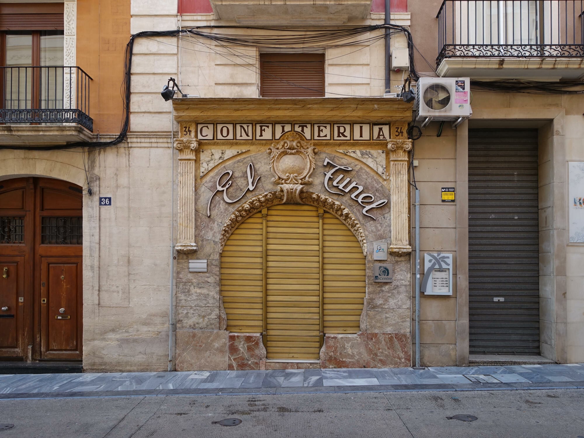 Rollladenpanzer aus Holz in Spanien