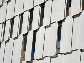 Schiebeläden werden als außenliegender Sonnen-, Blend- und/oder Sichtschutz eingesetzt