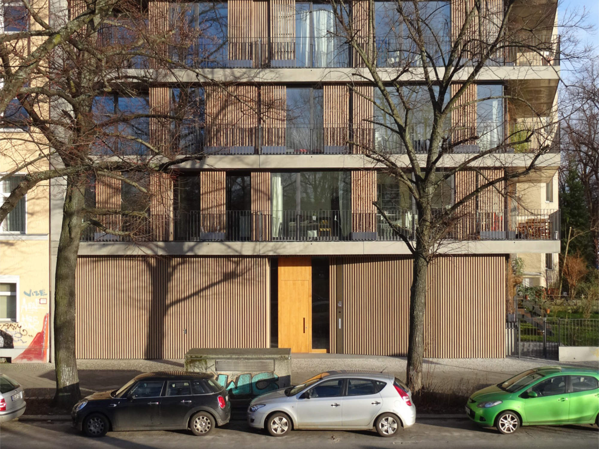 Bei Schiebeläden aus Holz muss auf eine Behandlung zum Holzschutz geachtet werden.