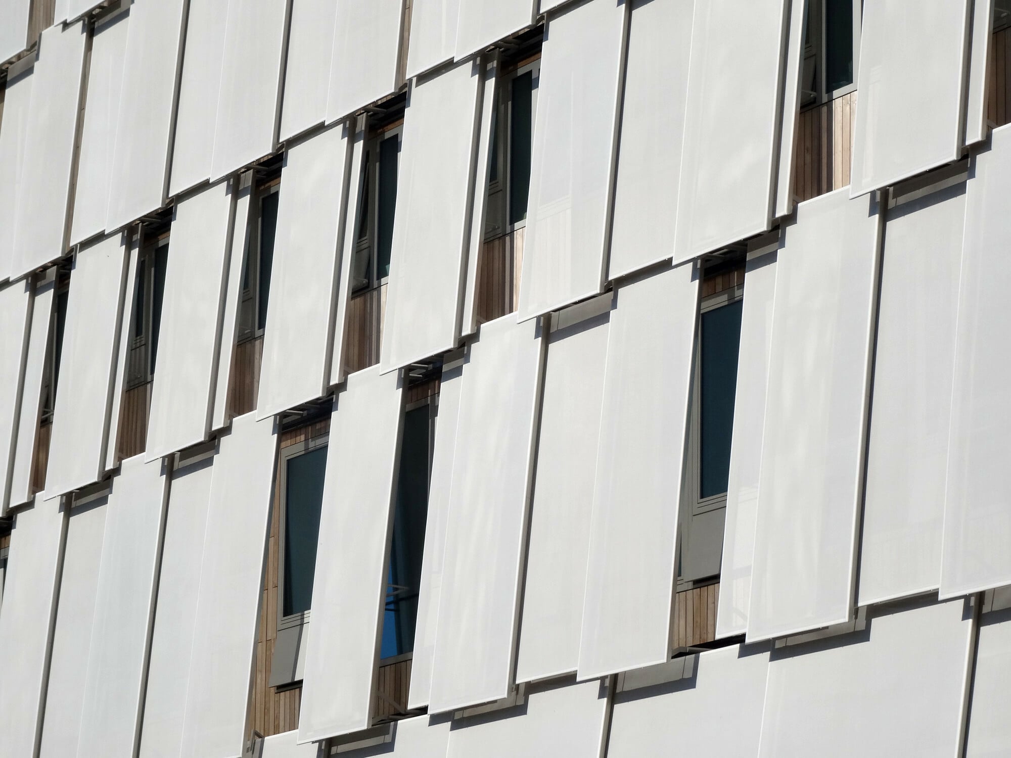 Schiebeläden werden als außenliegender Sonnen-, Blend- und/oder Sichtschutz eingesetzt