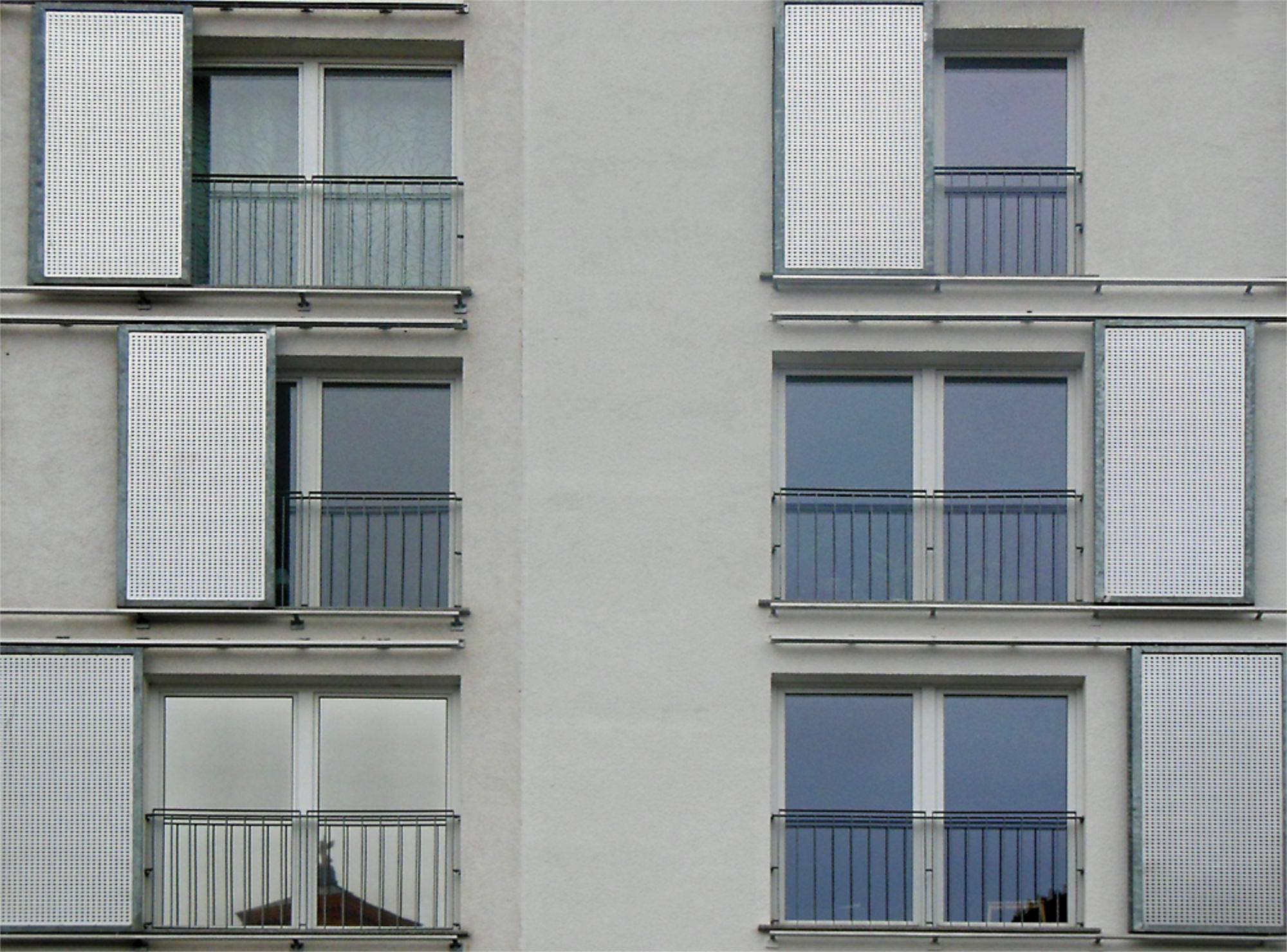Auch Lochbleche oder Metalldrahtgeflechte werden für Schiebeläden eingesetzt.