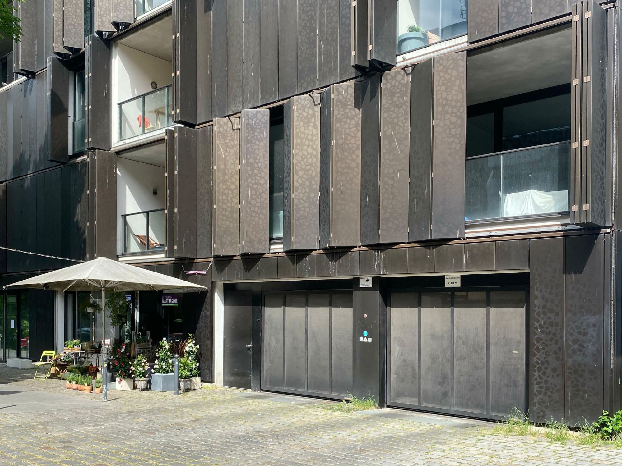 Die Faltung ermöglicht selbst großflächige Glasfronten, Fensterbänder oder Loggien platzsparend zu verschatten.