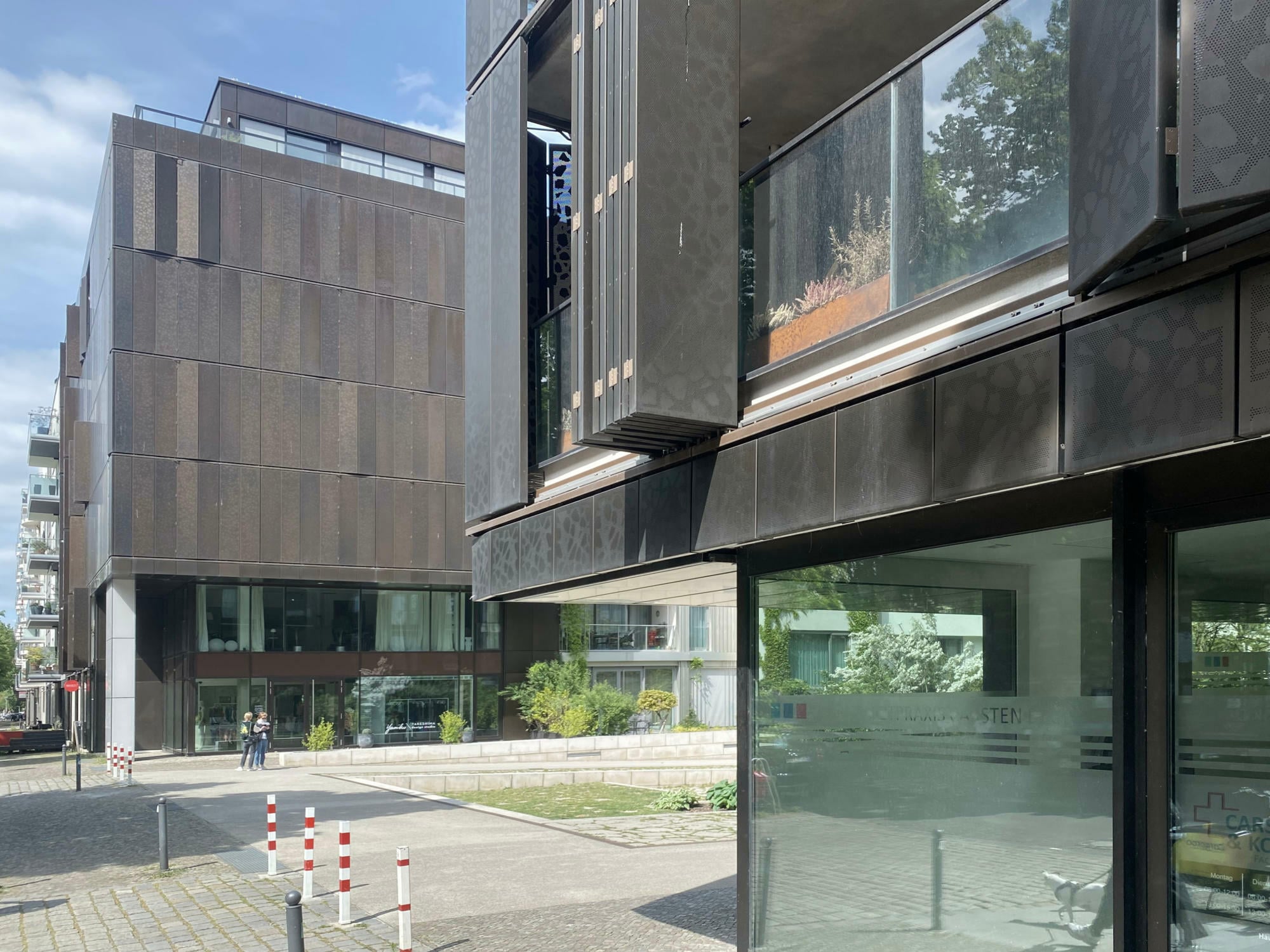 Sind die Flügel flächenbündig, also in einer Ebene mit der Fassadenverkleidung angebracht, wirkt die Fassade im geschlossenen Zustand sehr homogen.