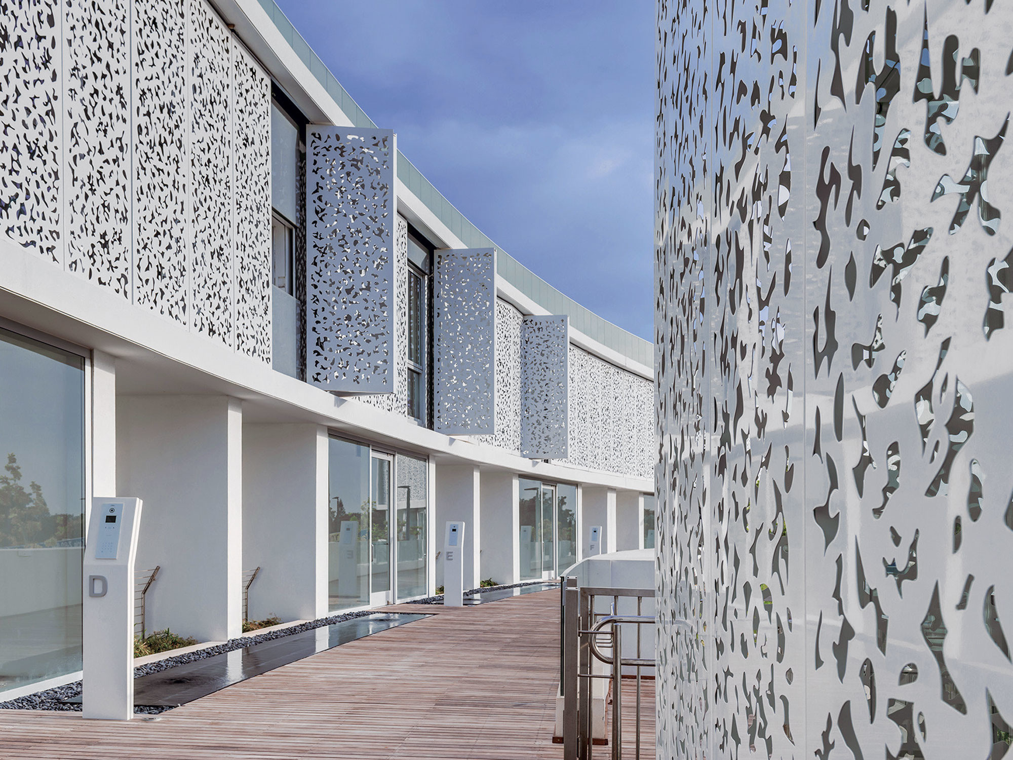 Schiebeläden der Firma Hunter Douglas aus perforierten Aluminiumblechen prägen die Fassade der Appartmentanlage Arsuf Panoramic nördlich von Tel Aviv.