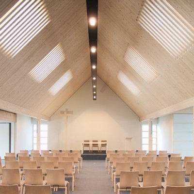 Der Gottesdienstraum unter dem Satteldach, rechts und links sind die Seitenkapellen angeordnet