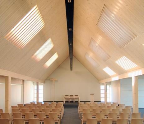 Gottesdienstraum mit den beiden Seitenkapellen, der linke Kapellenflügel ist auf der Abbildung geschlossen