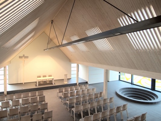 Der Gottesdienstraum und das in den Boden eingelassene Taufbecken in der Seitenkapelle