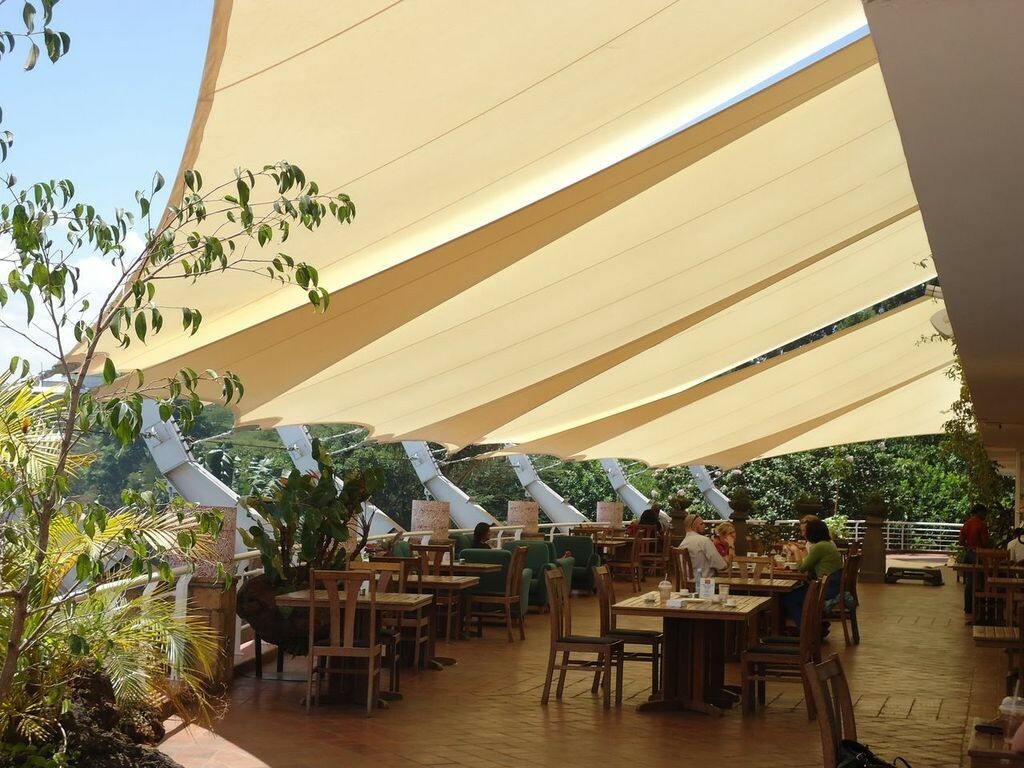 Regendichtes Sonnenschutzsegel aus dem Textil Soltis W96 beim United Nations Recreation Center in Nairobi. Architektur: BAA Architects, Nairobi