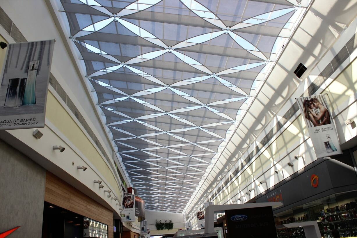 Rautenförmige Sonnensegel aus dem Textil Soltis Horizon von Hersteller Serge Ferrari im Einkaufszentrum Alto Avellaneda, Architektur: Estudio Cienfuegos, Buenos Aires