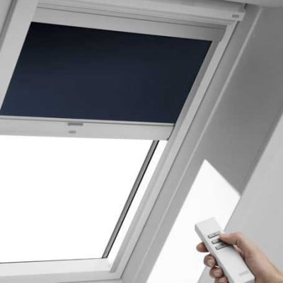 Sonnenschutz- und Verdunklungs-Rollo mit elektrischem Antrieb