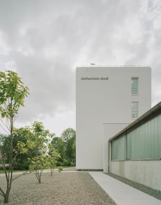 Der Stahlbeton-Skelettbau ist mit Kalksandstein ausgefacht