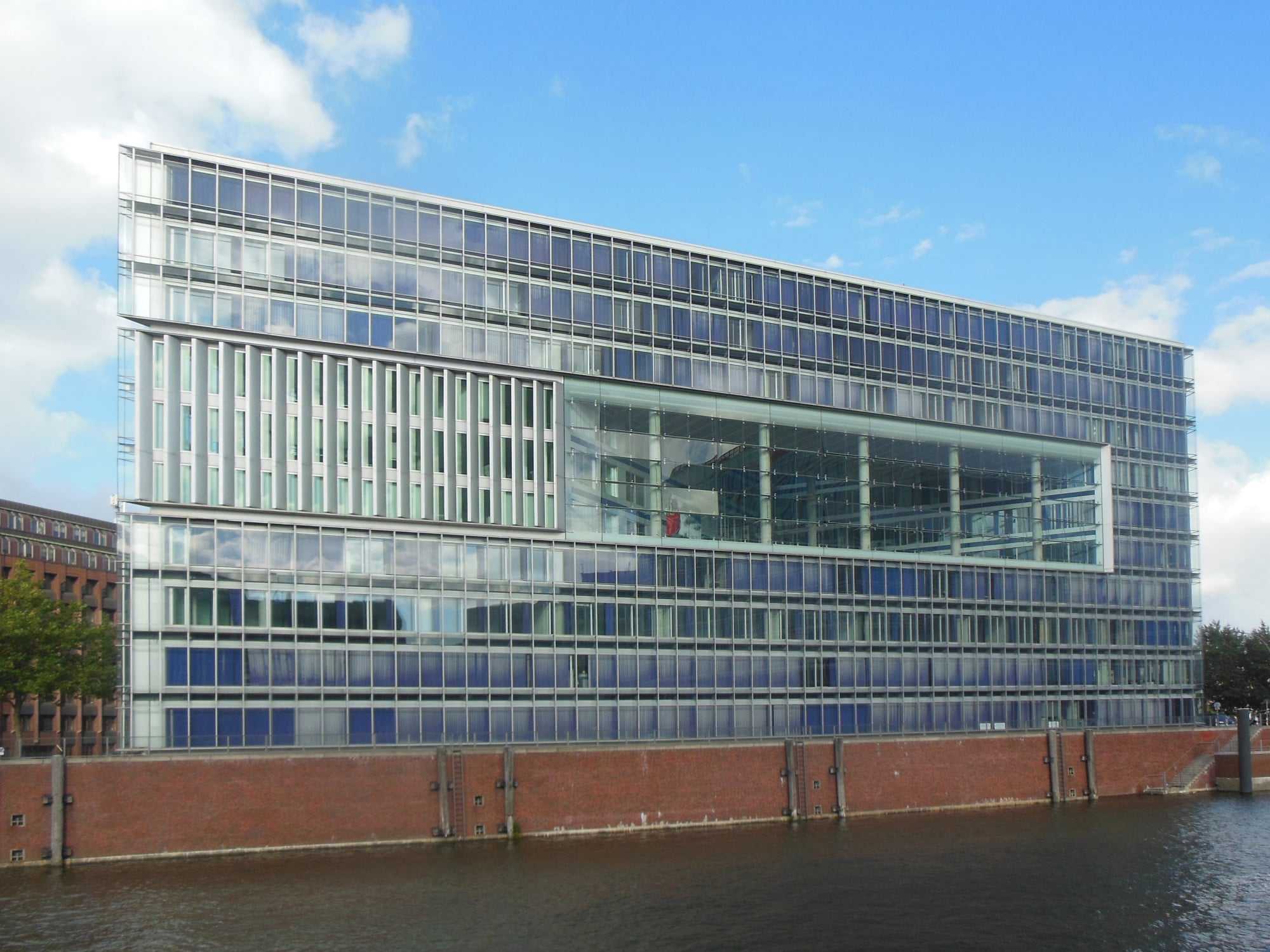 Textiler Sonnenschutz zwischen den Fassaden