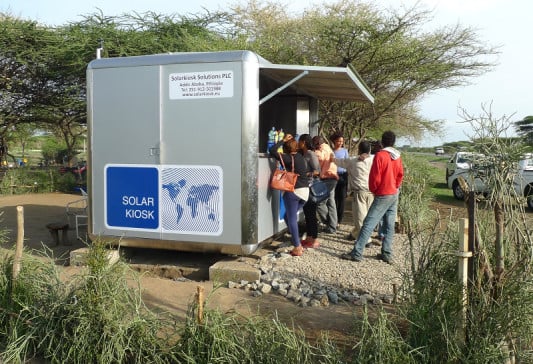 Der Solarkiosk wird schnell zum Treffpunkt im Ort