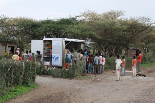 Am Solarkiosk können die Menschen neben Strom auch Lebensmittel erwerben