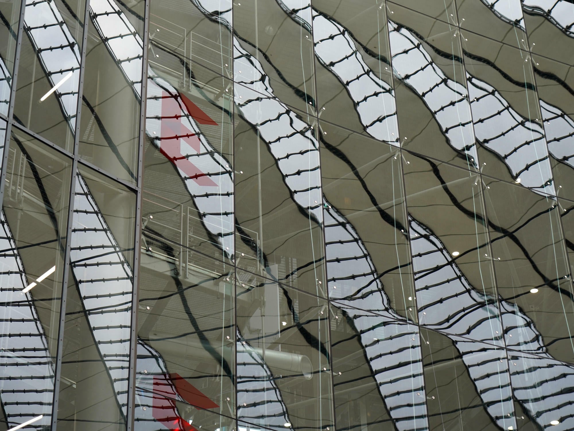 Reflexionen an einer der Glasfassaden im Berliner Sony Center.