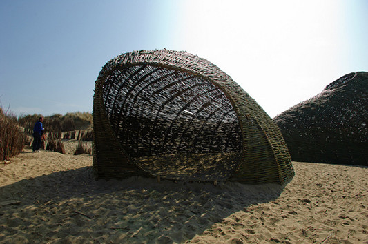 Ausblicke zur Landschaft am Anfang und am Ende der Skulptur