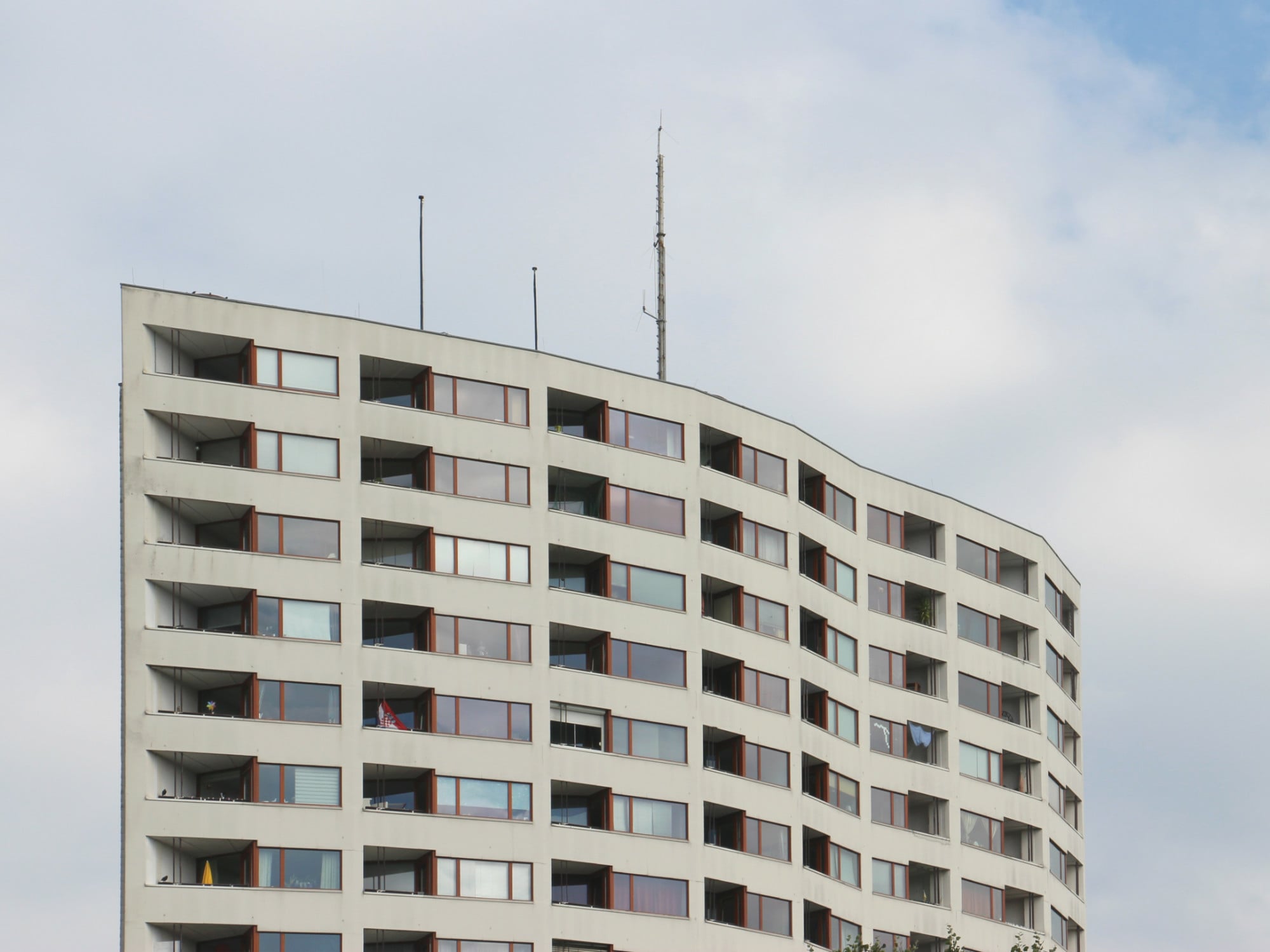 Sonnenstandsberechnungen sind grundlegend, um Gebäudeausrichtung, Verschattung und Sonnenschutzelemnte planen zu können. Im Bild zu sehen ist das Hochhaus im Bremer Stadtteil Neue Vahr, dessen 189 Apartments alle der „Feierabendsonne“ zugewandt sind.