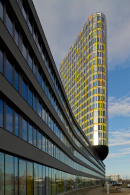 Das Hochhaus ragt im Nordosten in einem bis zu acht Meter weiten Bogen über den Sockel hinaus