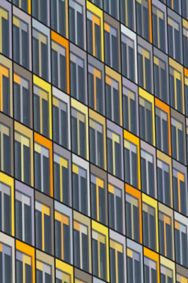Die Hochhausfassade ist als Farbspiel aus changierenden Gelbtönen gestaltet