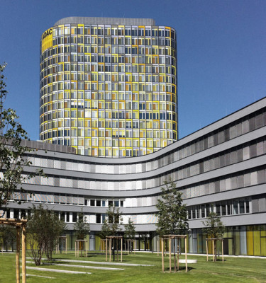 Mit 93 m erhebt sich der Büroturm fast ebenso hoch über die Stadt wie die 99 m hohen Zwiebeltürme der Münchner Frauenkirche