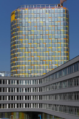 Ensemble aus 18-geschossigem Hochhaus und fünfgeschossigem Sockelgebäude