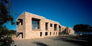 Die kurze Südfassade und langgestreckte Ostfassade erhielten punktuelle Öffnungen