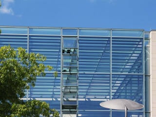 Innen liegende Horizontallamellen am Kanzleramt in Berlin, Architektur: Axel Schultes und Charlotte Frank