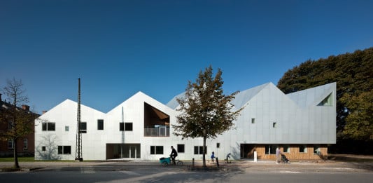 Das Rehazentrum erscheint aus einer Aneinanderreihung von Satteldachhäusern zu bestehen, hier die Ostfassade